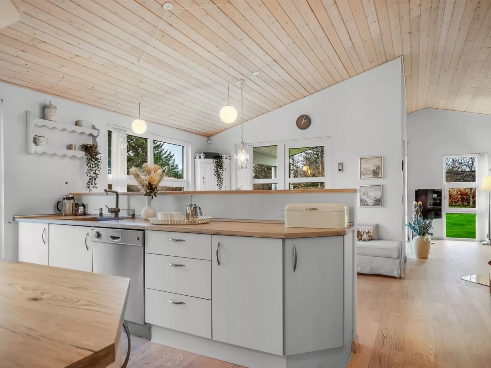 "Maunu" -  from the sea-Dedans