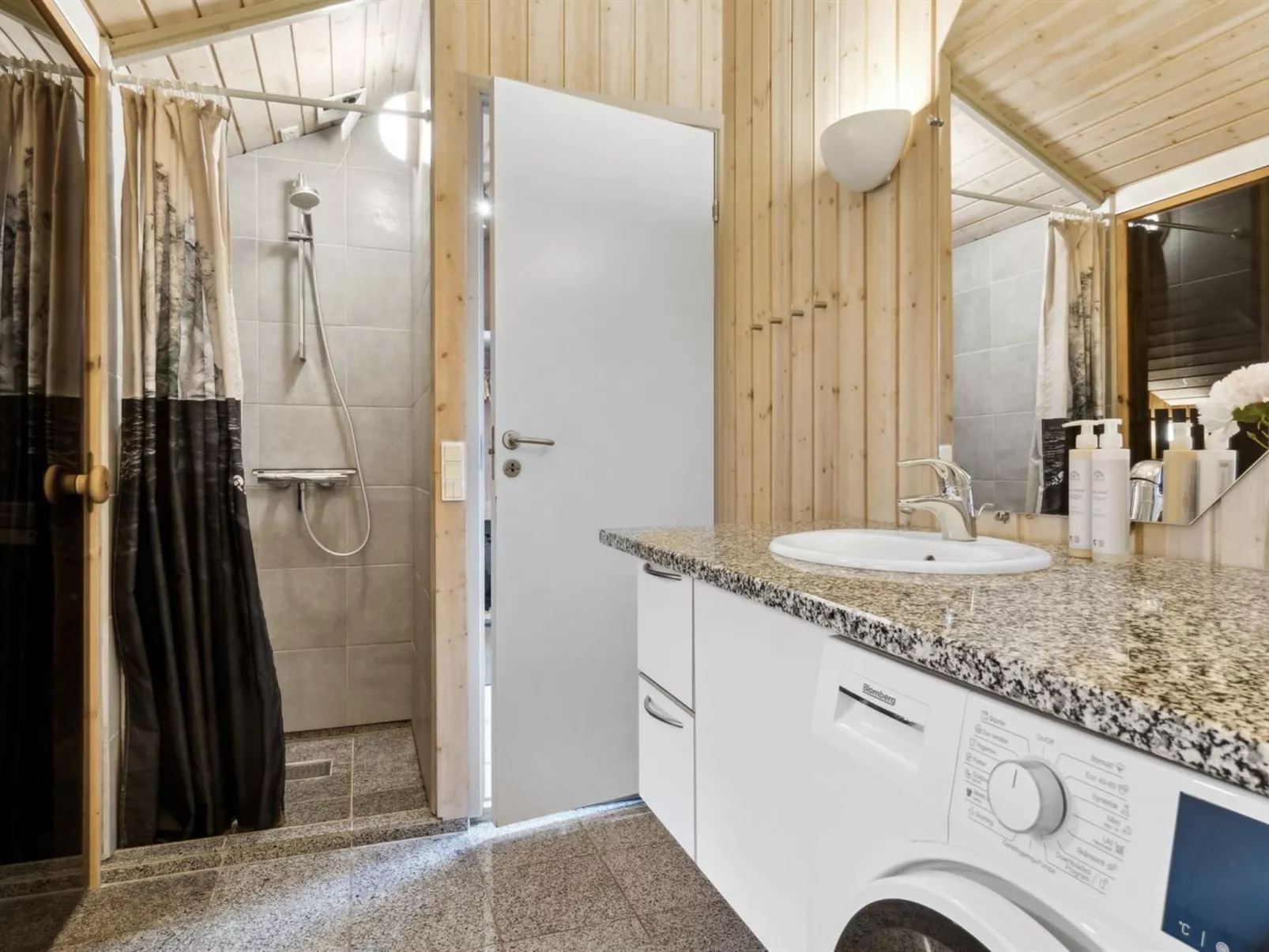 "Arent" - 1.1km from the sea-Inside