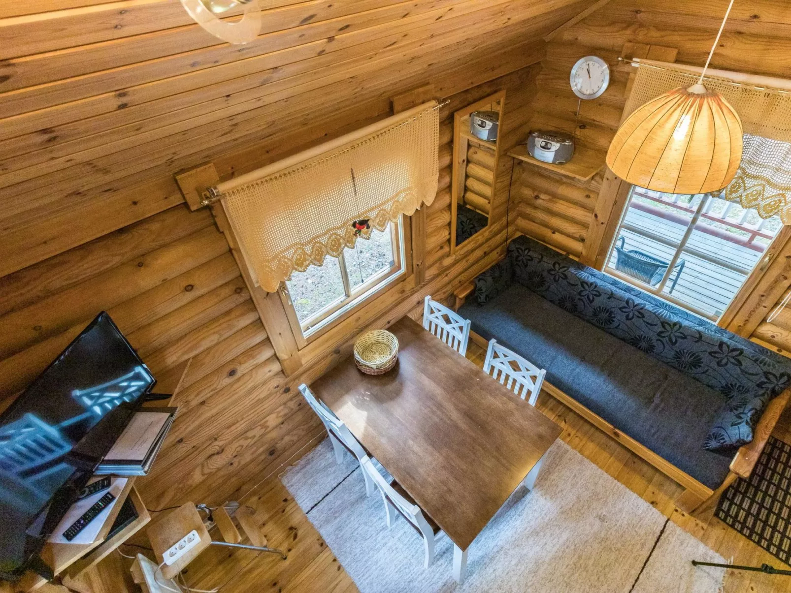 Kuukkelin tupa 1-Dedans