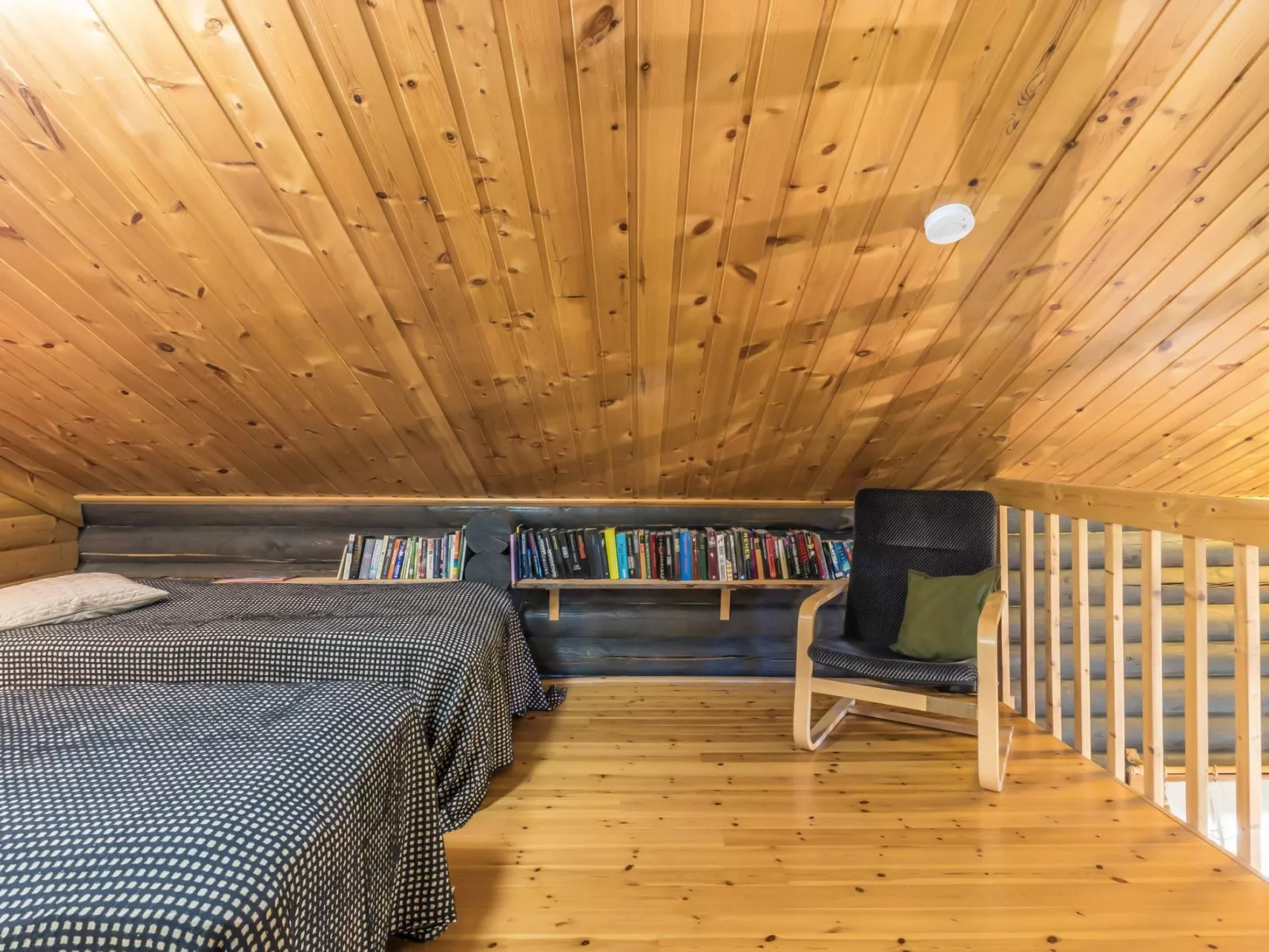 Mötönpesä 2-Drinnen