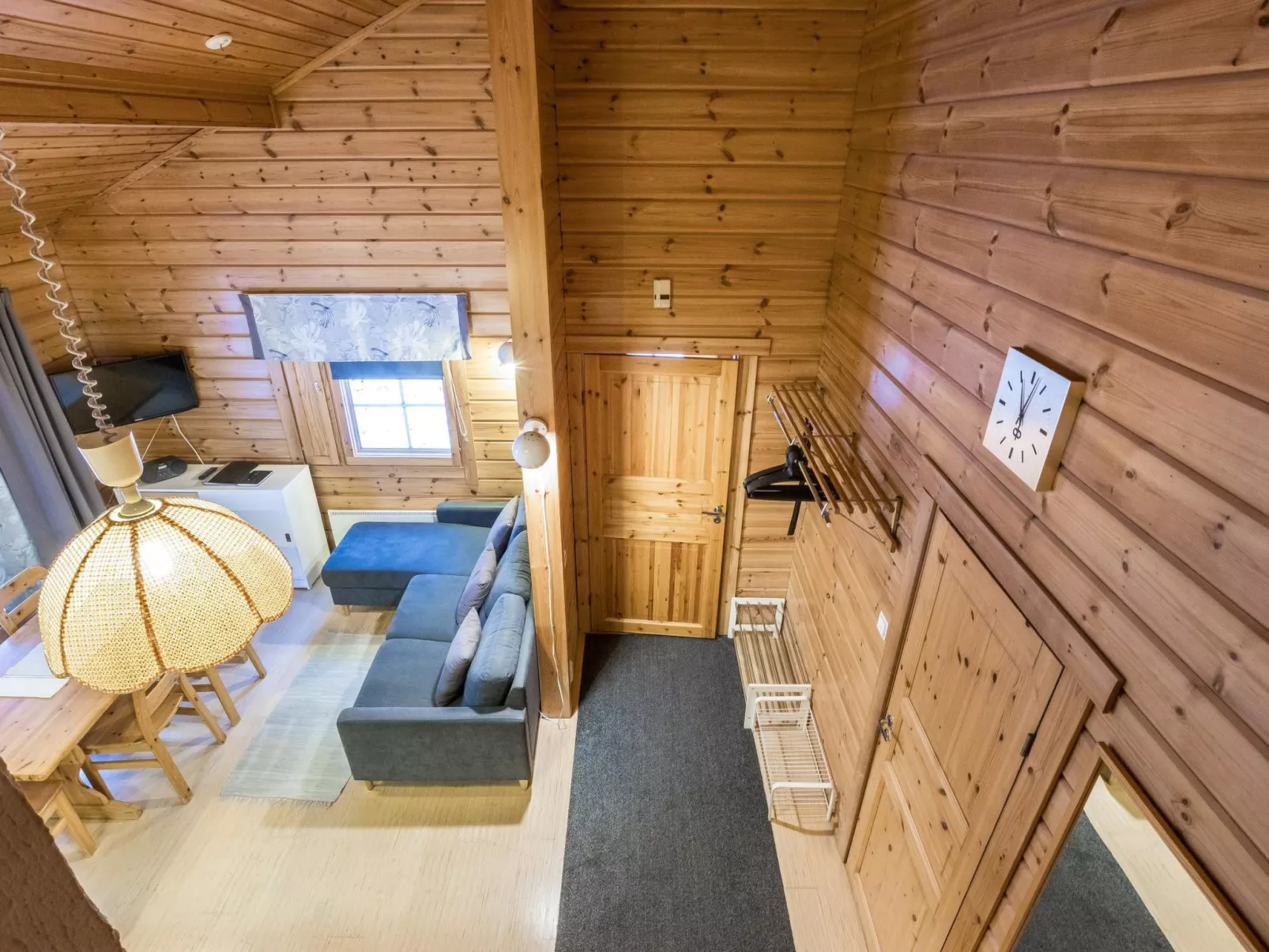 Lomaylläs f79 /palovaarankaarre 18b-Drinnen