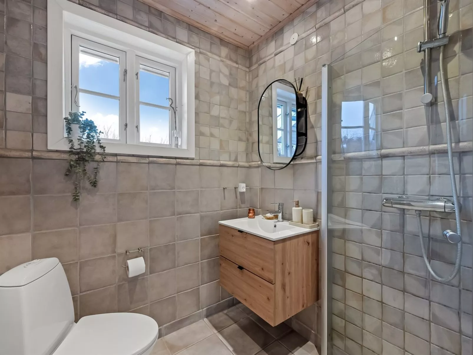 "Gunwald" - 1km to the fjord-Drinnen