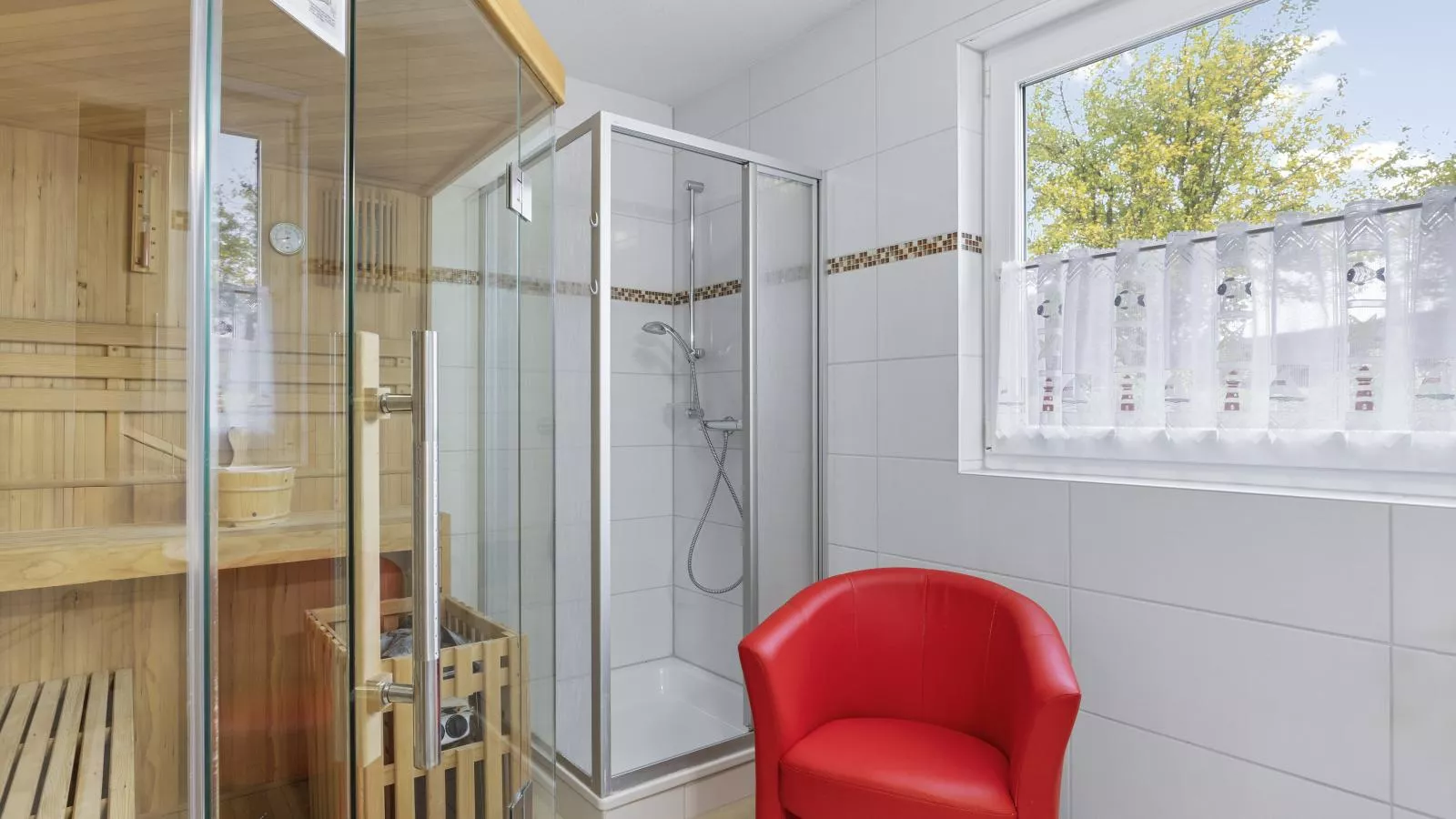 Stranddistel links mit Sauna-Badezimmer