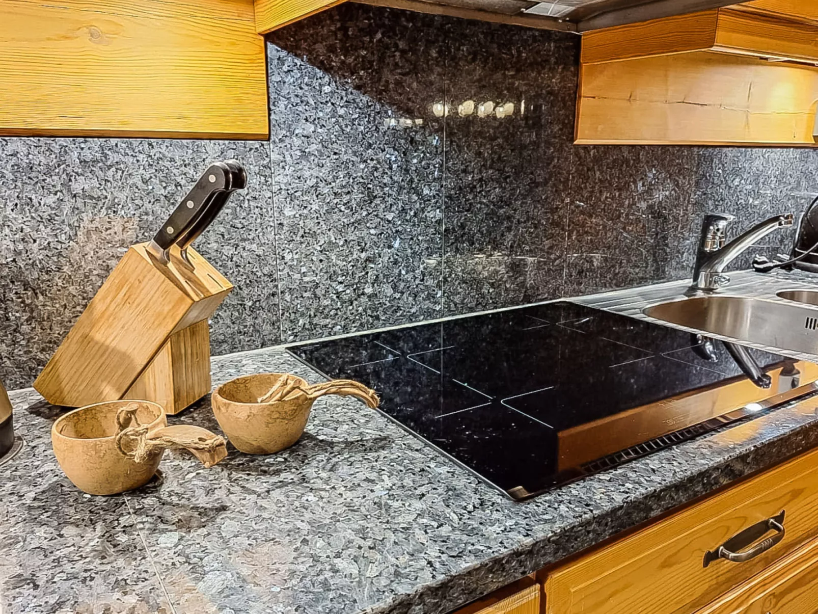 Kulta-vuosseli a-Drinnen