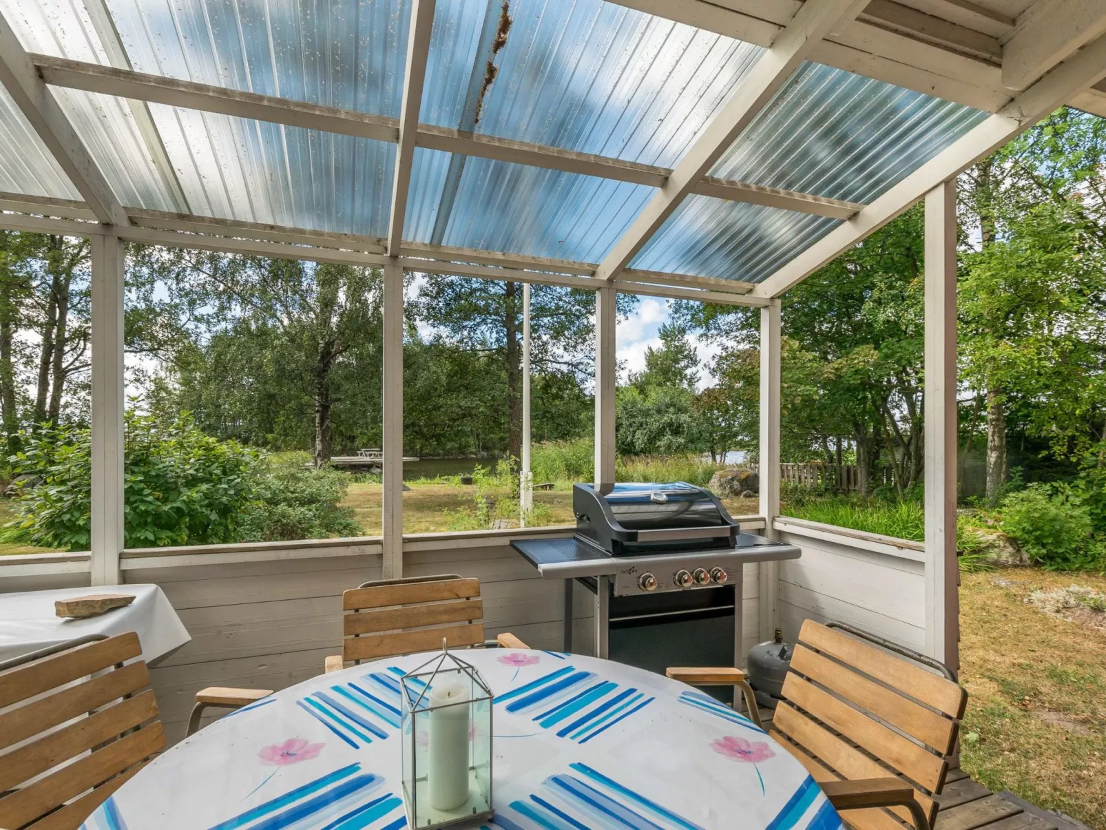 Lampaluodon punainen tupa-Dedans