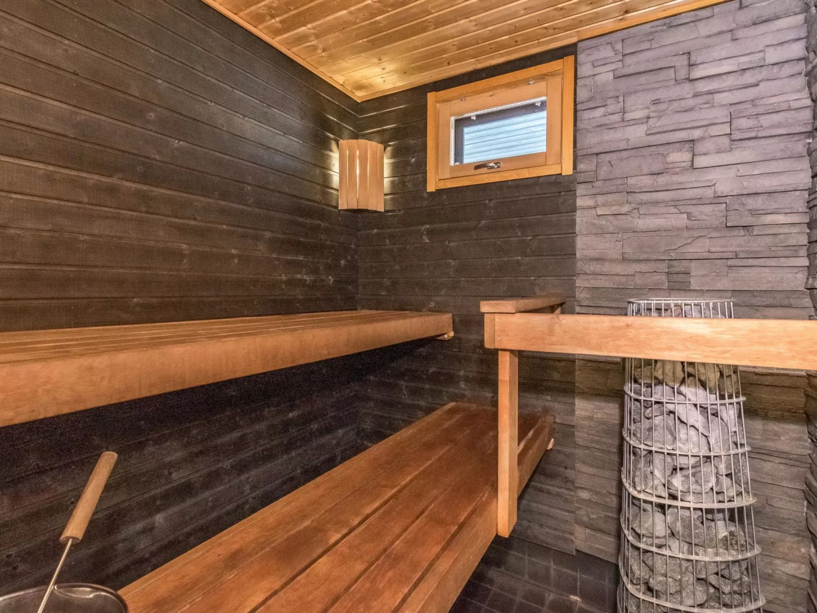 Hallan karhu c, paritalo-Dedans