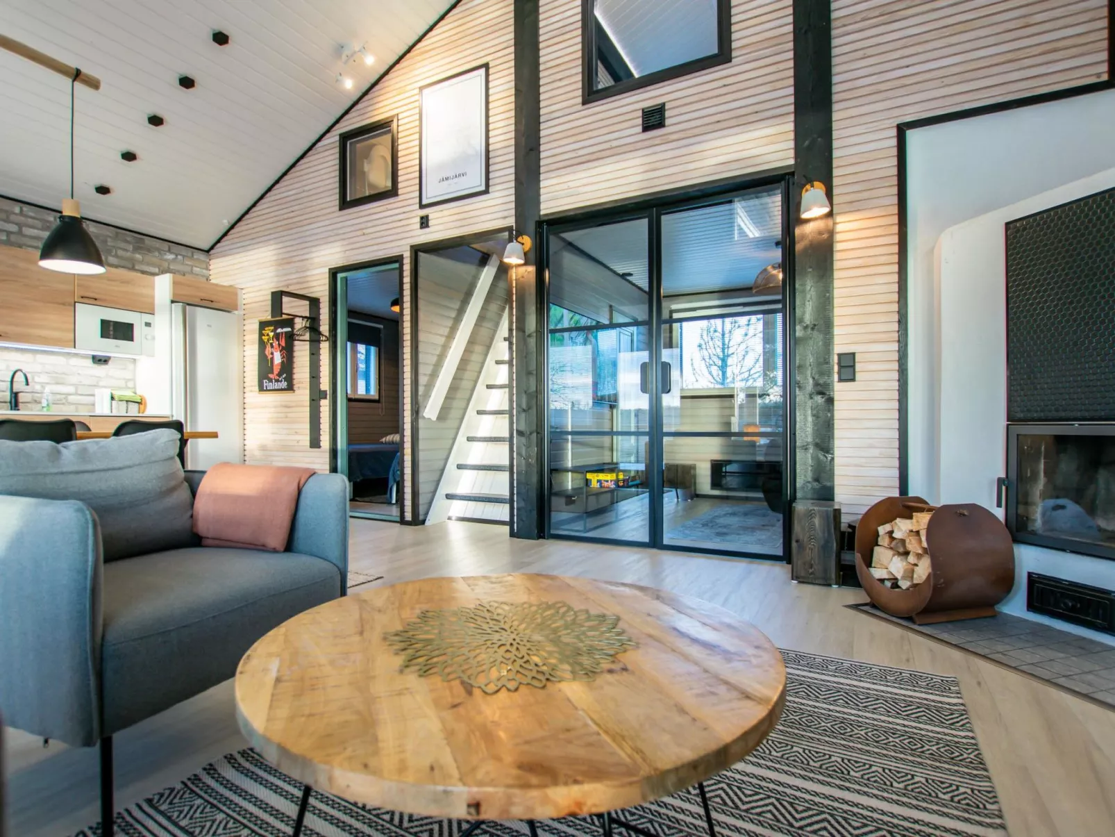 Aurinkopaikka-Dedans