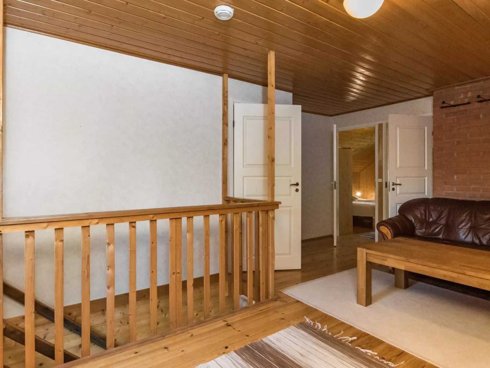 Aurinkopaikka-Dedans