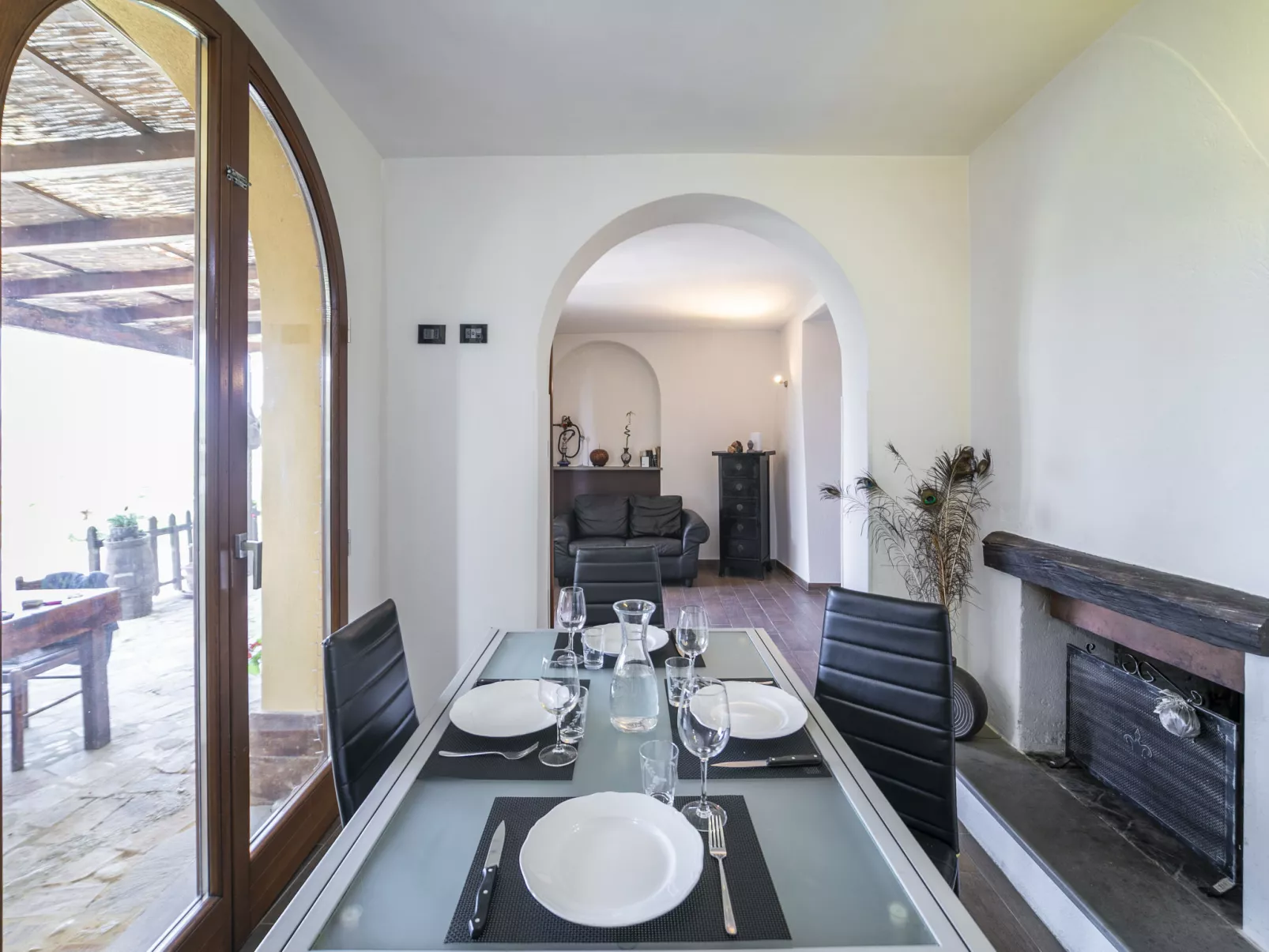 Decameron house-Inside