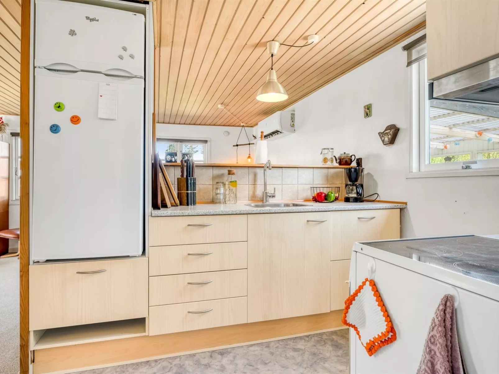 "Yaris" -  from the sea-Drinnen