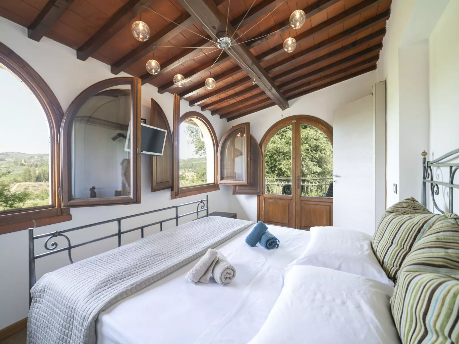 Decameron house-Inside