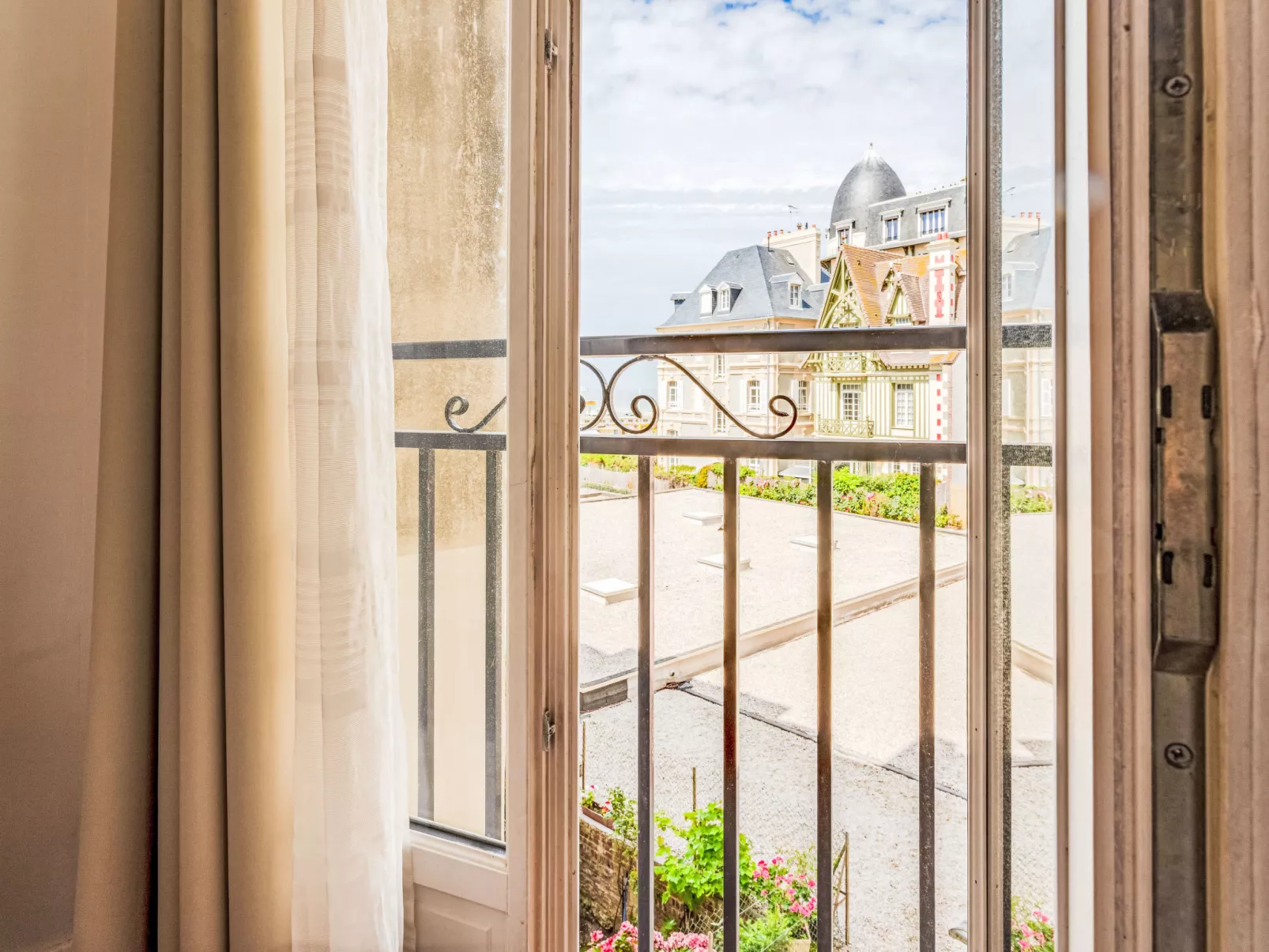 L'hôtel de Paris-Outside