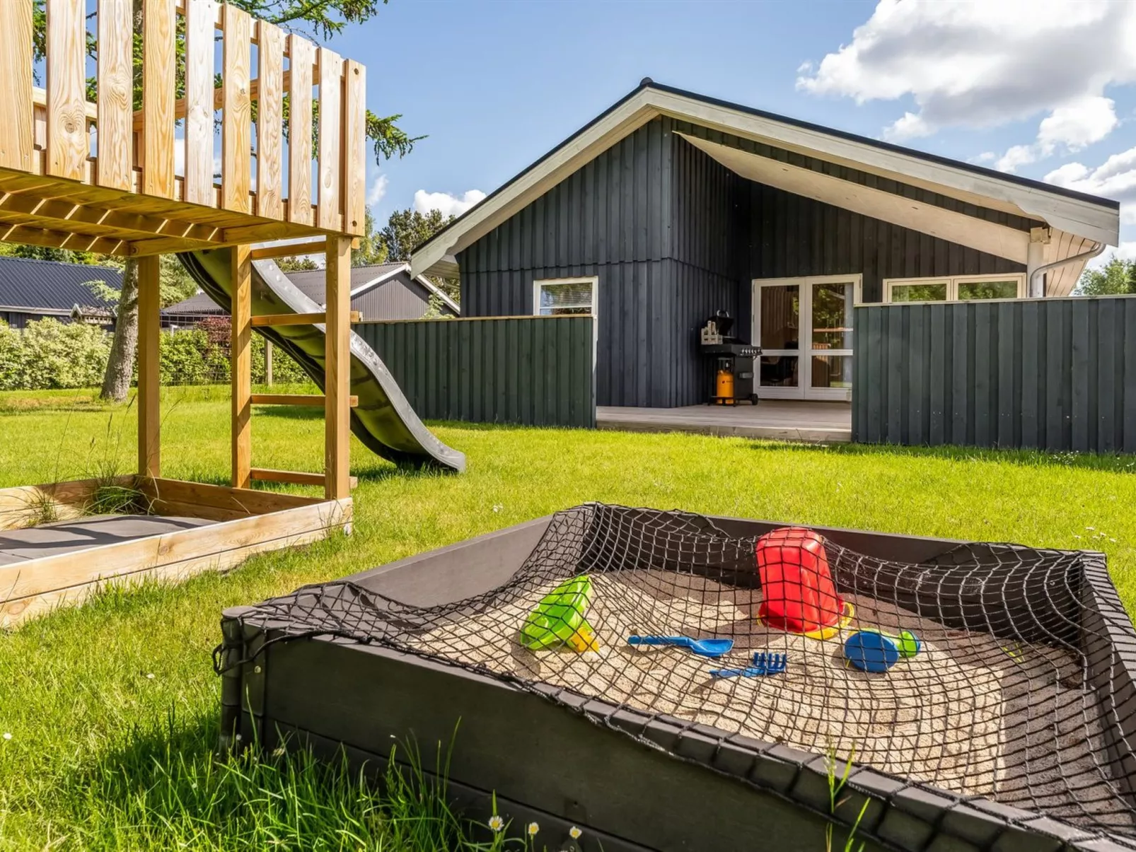 "Ebertine" - 740m to the fjord-Outside