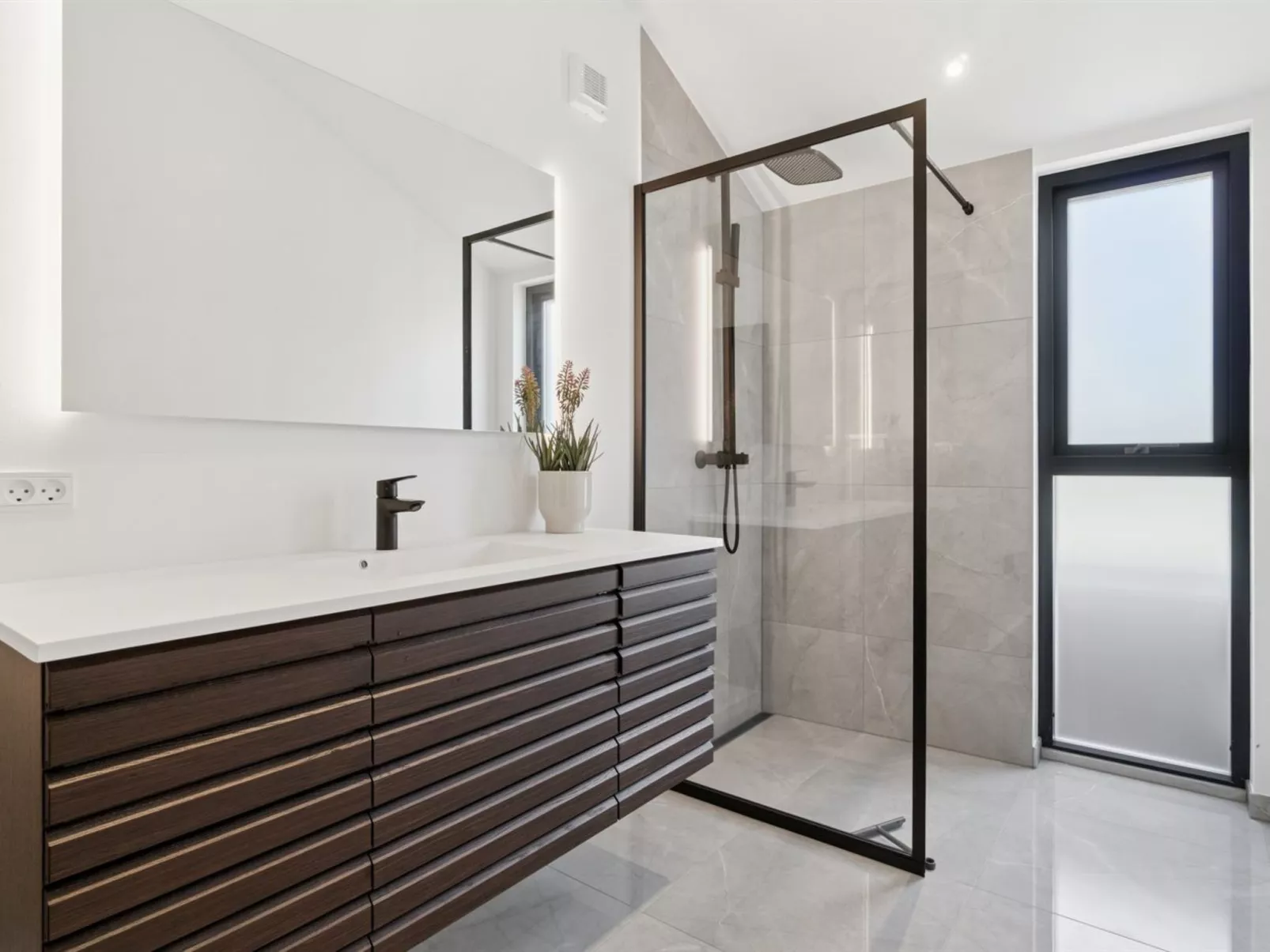 "Tove" - 350m from the sea-Drinnen