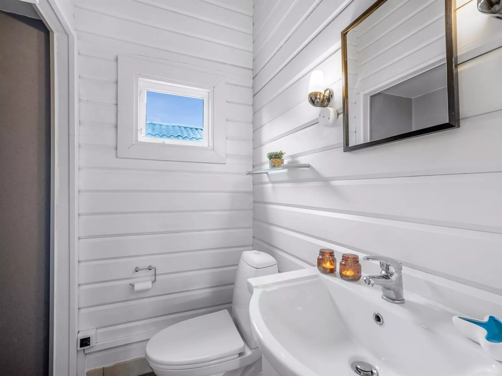 "Blesse" - 500m to the fjord-Drinnen