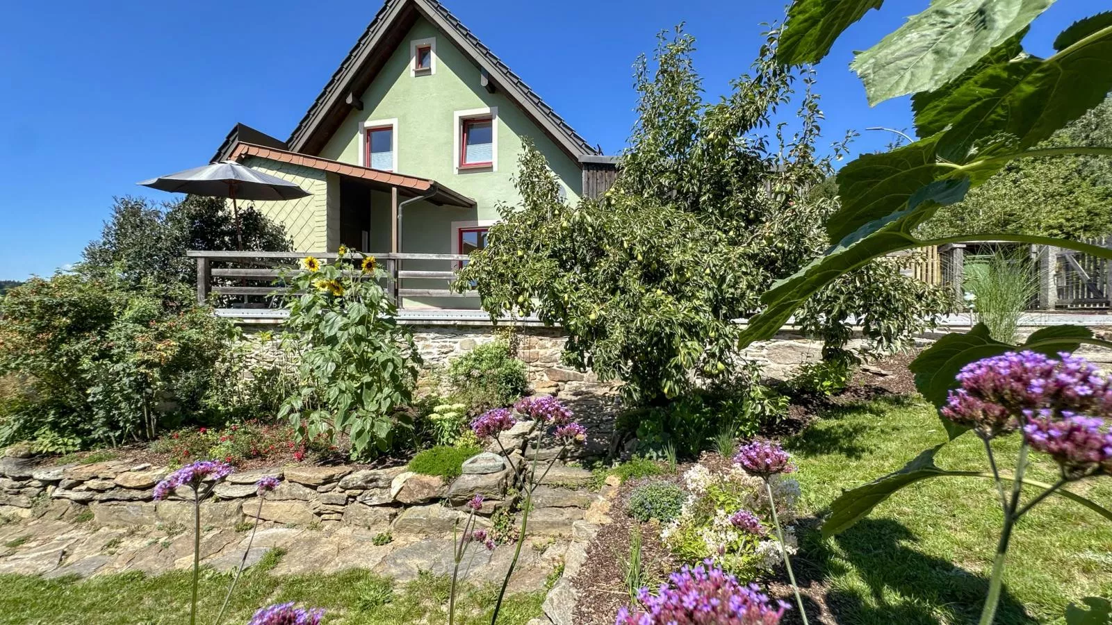 Hochfels-Exterior in summer