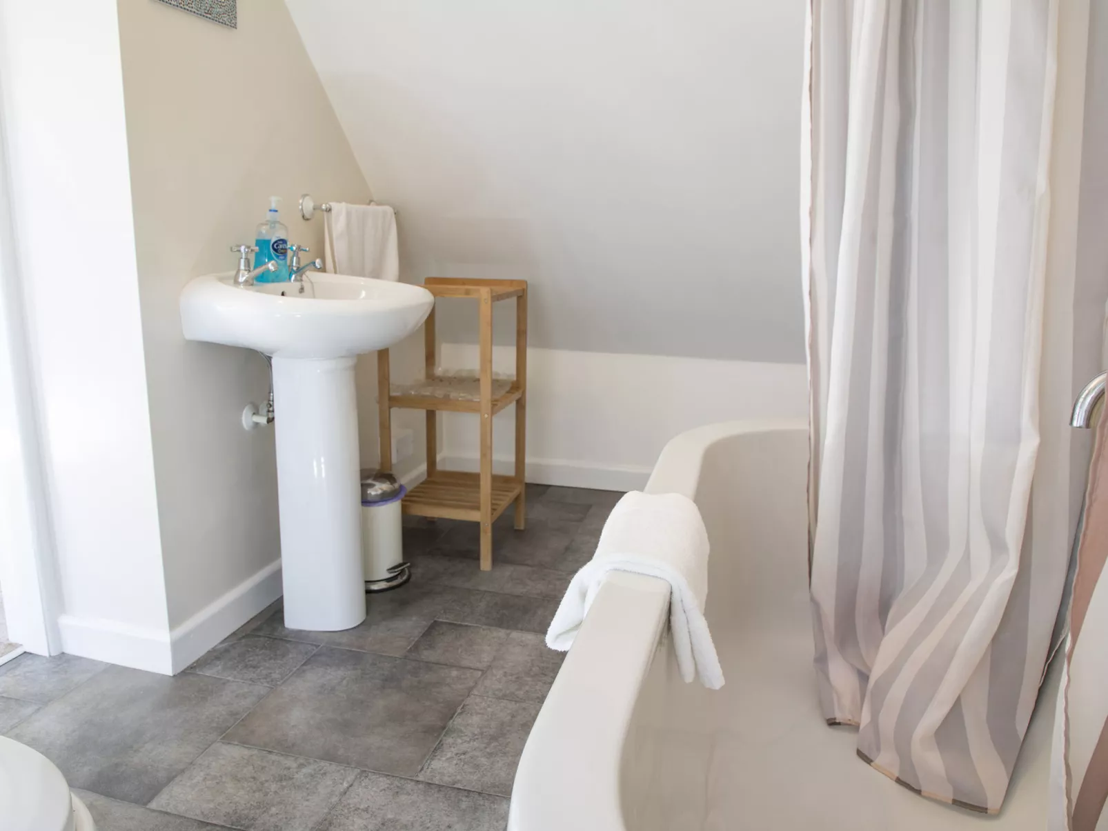 Woodpecker Cottage-Inside