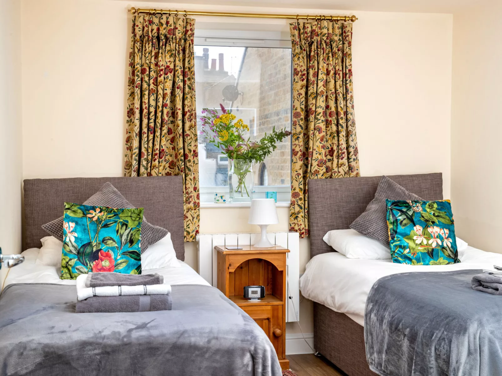 Number Seven-Drinnen