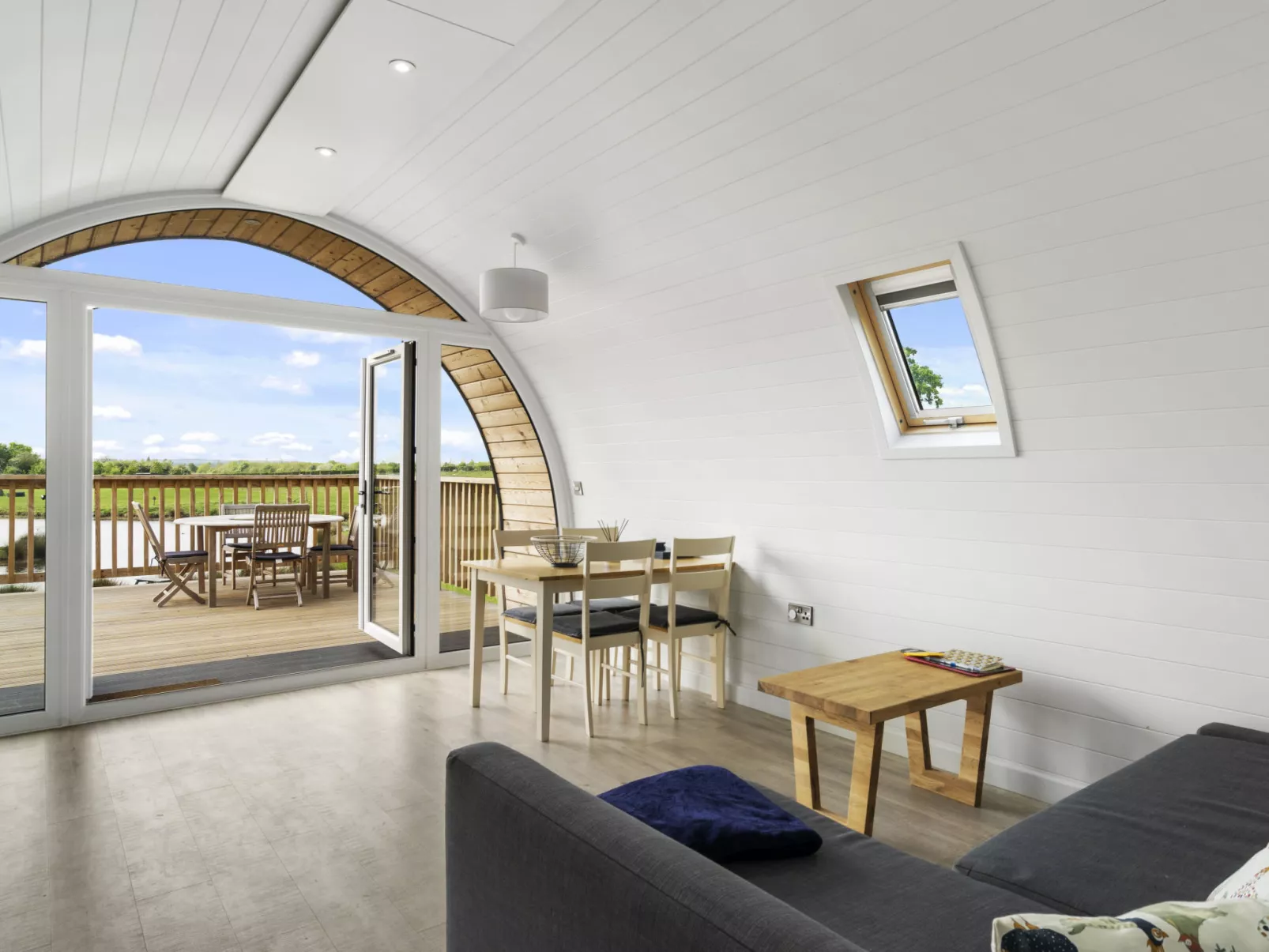 The Chicken Coop-Dedans