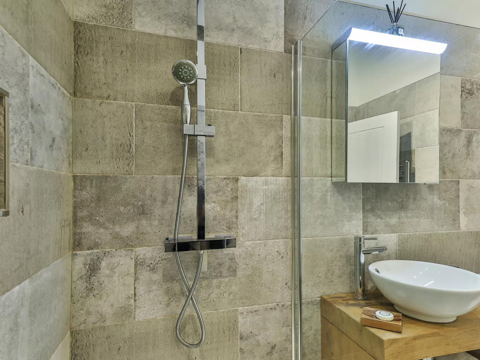 Middle Warble Stables-Dedans