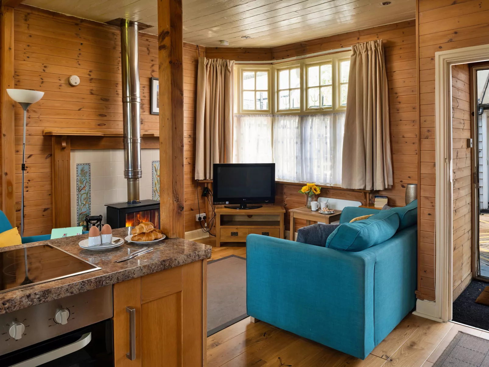 Toll Bridge Cottage-Dedans