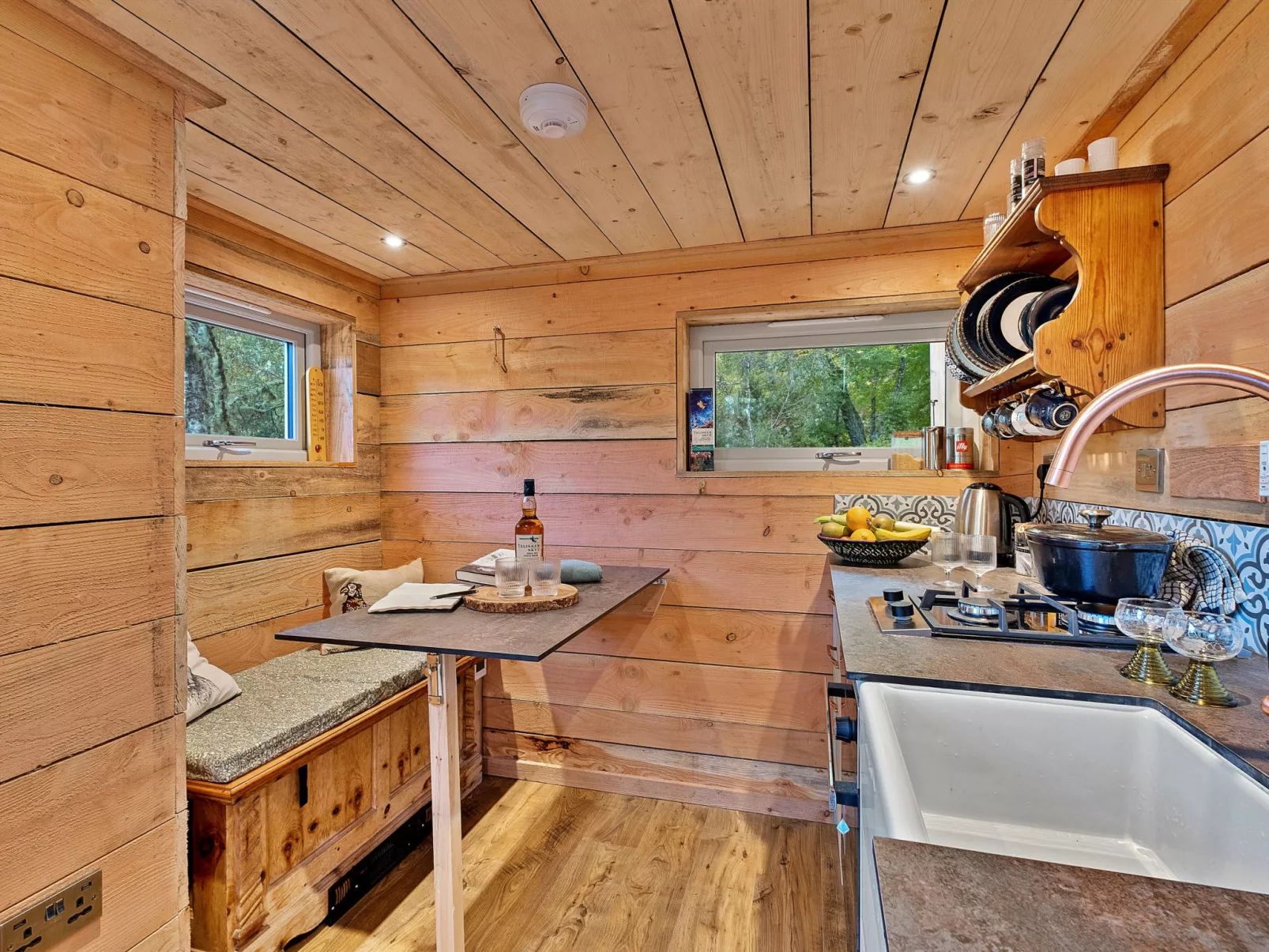 Cosagach Falls Cabin-Dedans