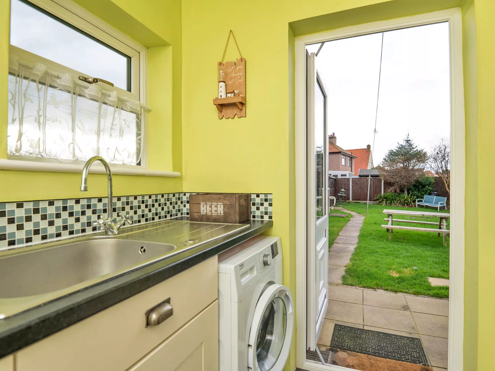 Llys Llewellyn-Dedans