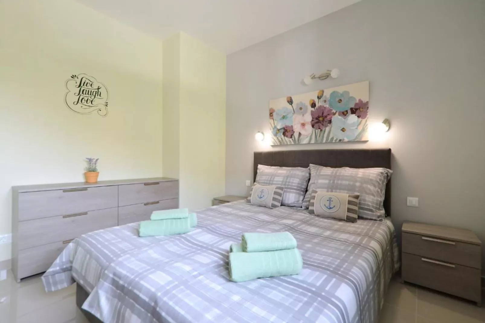 Apartment Sunshine Trogir - Three Bedroom Apartment with Balcony-Chambre