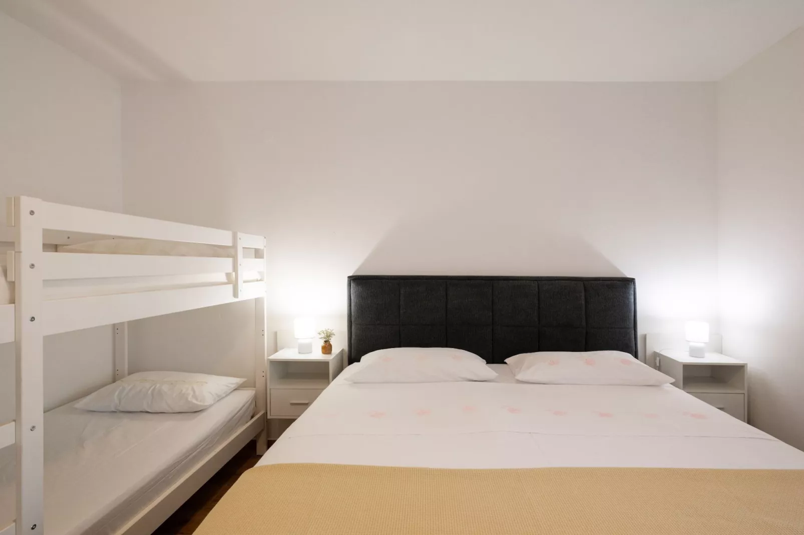 Three-Bedroom House-Chambre