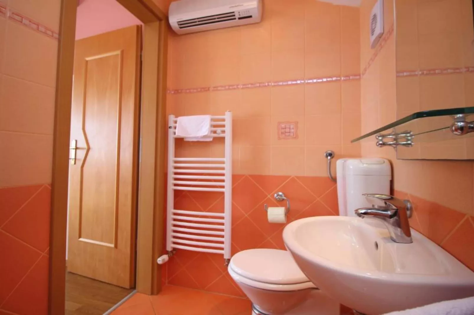 Apartments Butković - One Bedroom Apartments (A5)-Bathroom