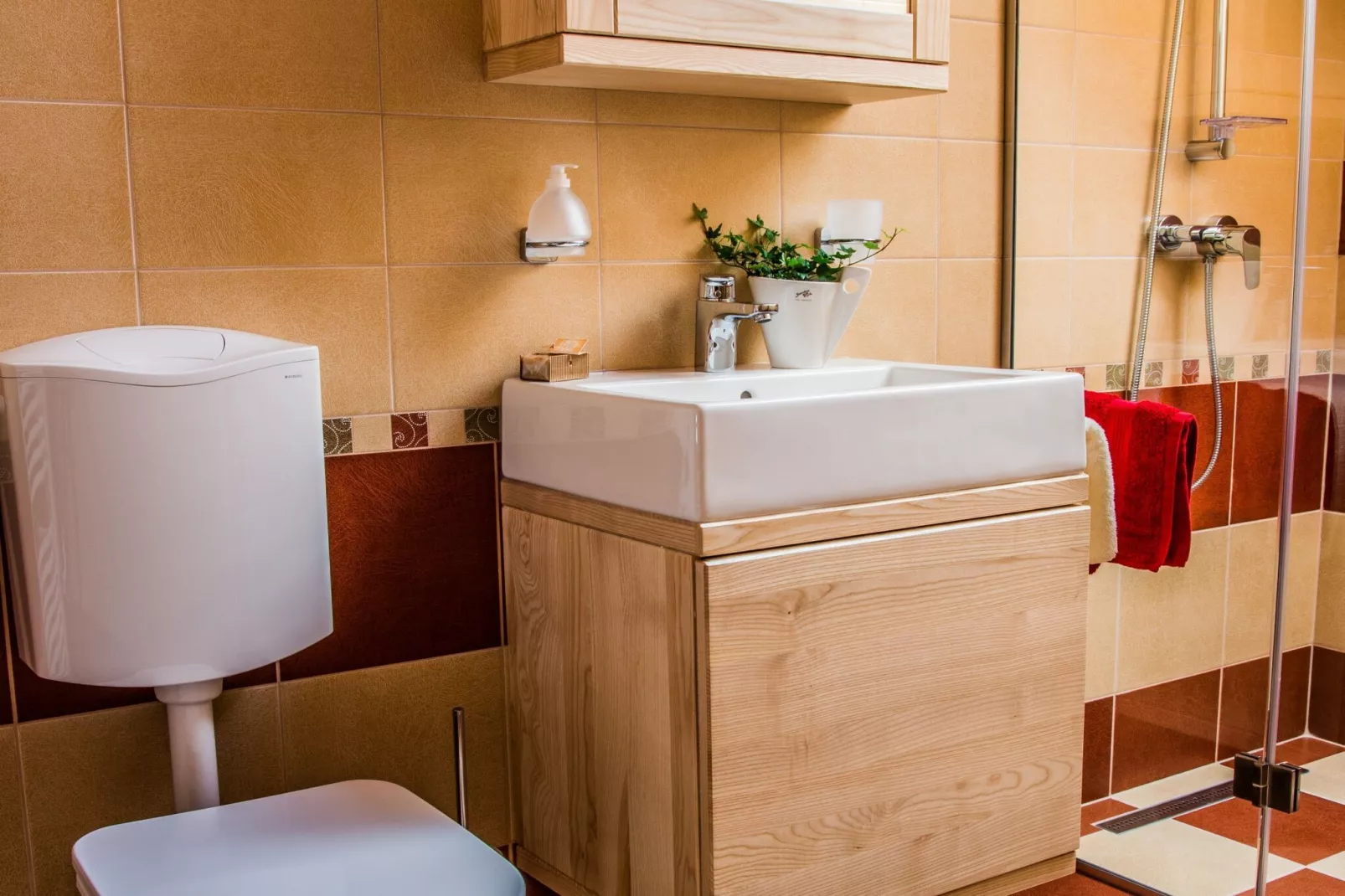 Riverside Pines Luce Apartments with Balcony - Studio Apartment with Balcony-Badezimmer