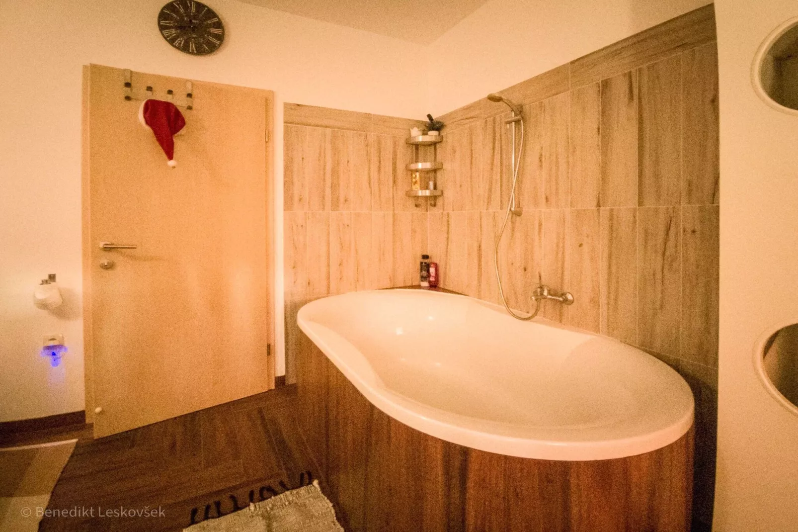 Rustic Refuge Glamping with Hot-Tub and Sauna - Two Bedroom Apartment with Terrace-Bathroom