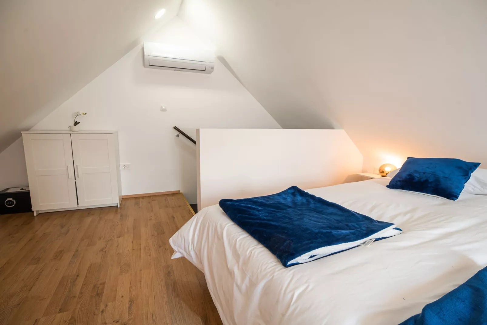 Mountain View Haven Apartments - One Bedroom Apartment  with Balcony-Schlafzimmer