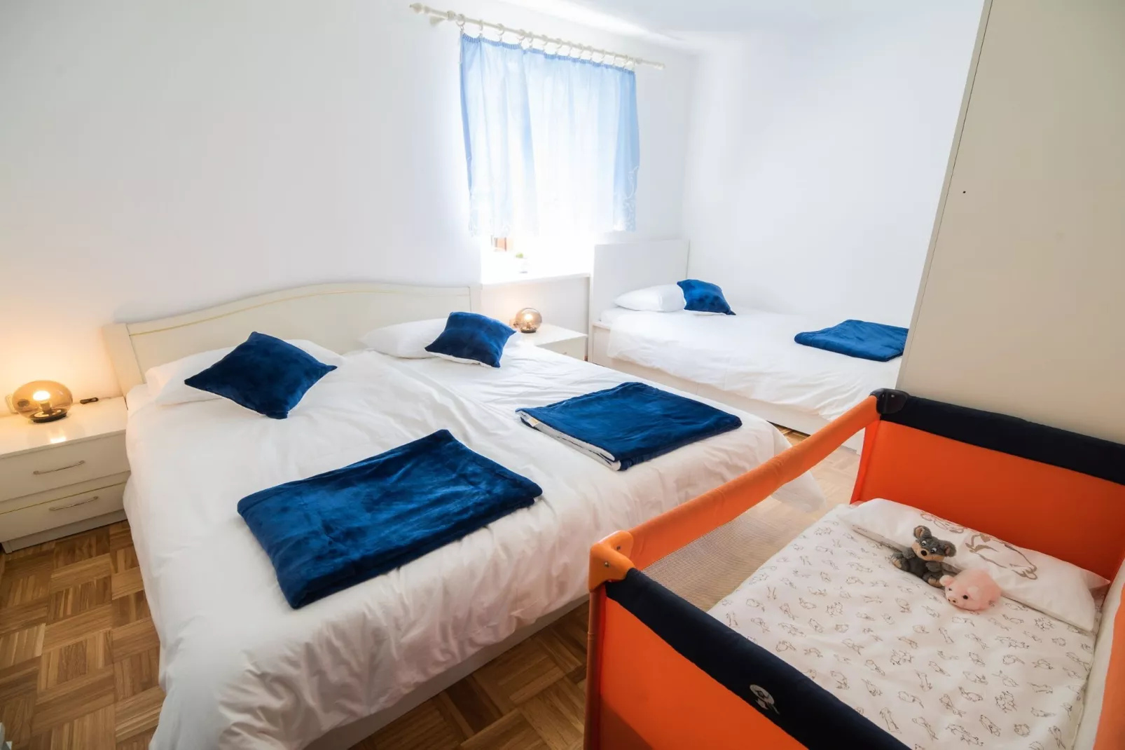 Mountain View Haven Apartments - Two Bedroom Apartment with Balcony-Schlafzimmer