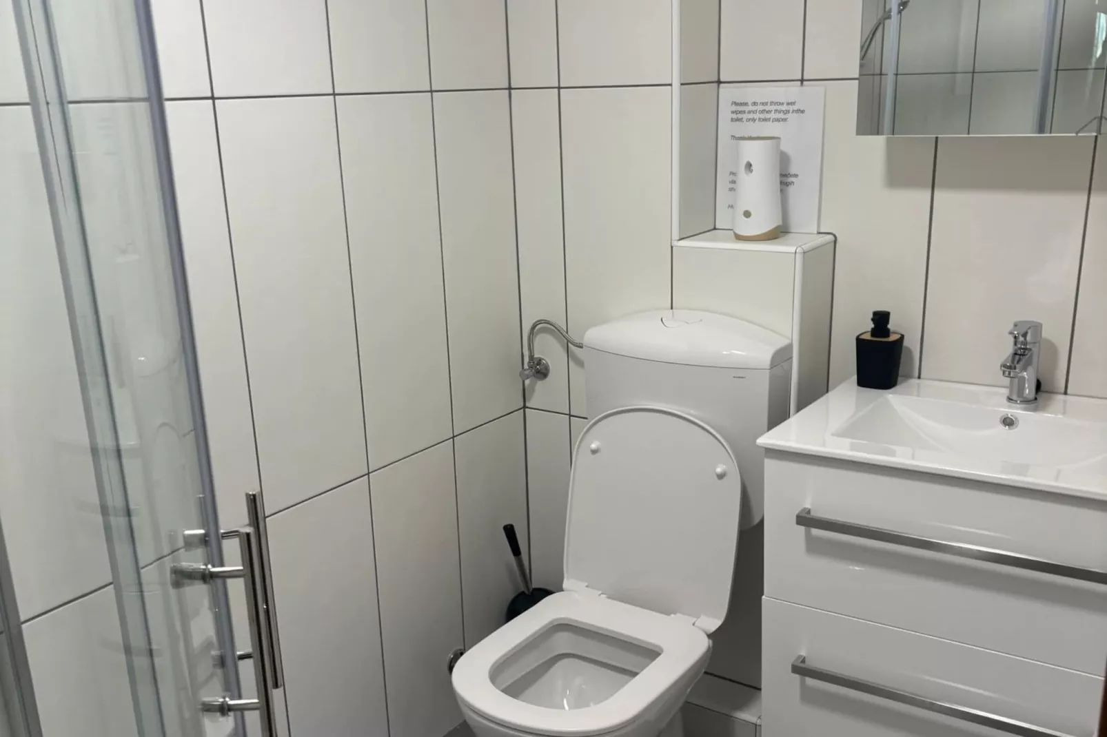 Meadow Tranquil Apartments with Evergreen Garden - Studio Apartment-Bathroom