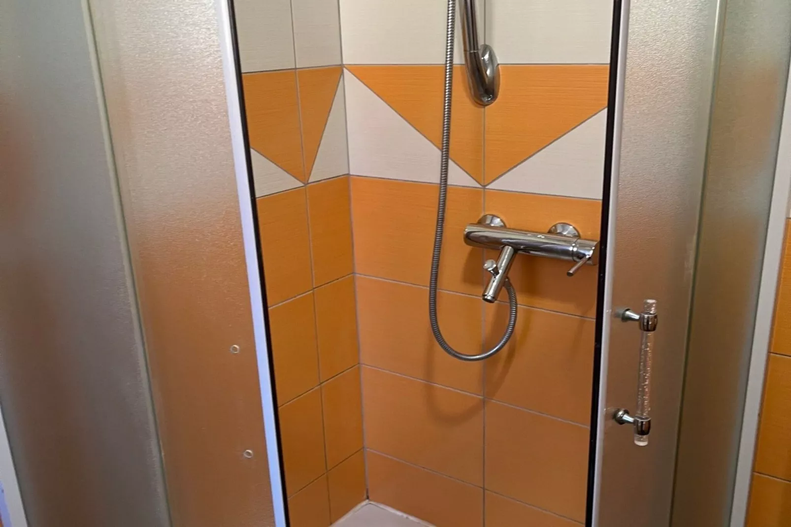 Meadow Tranquil Apartments with Evergreen Garden - Two Bedroom Apartment-Bathroom