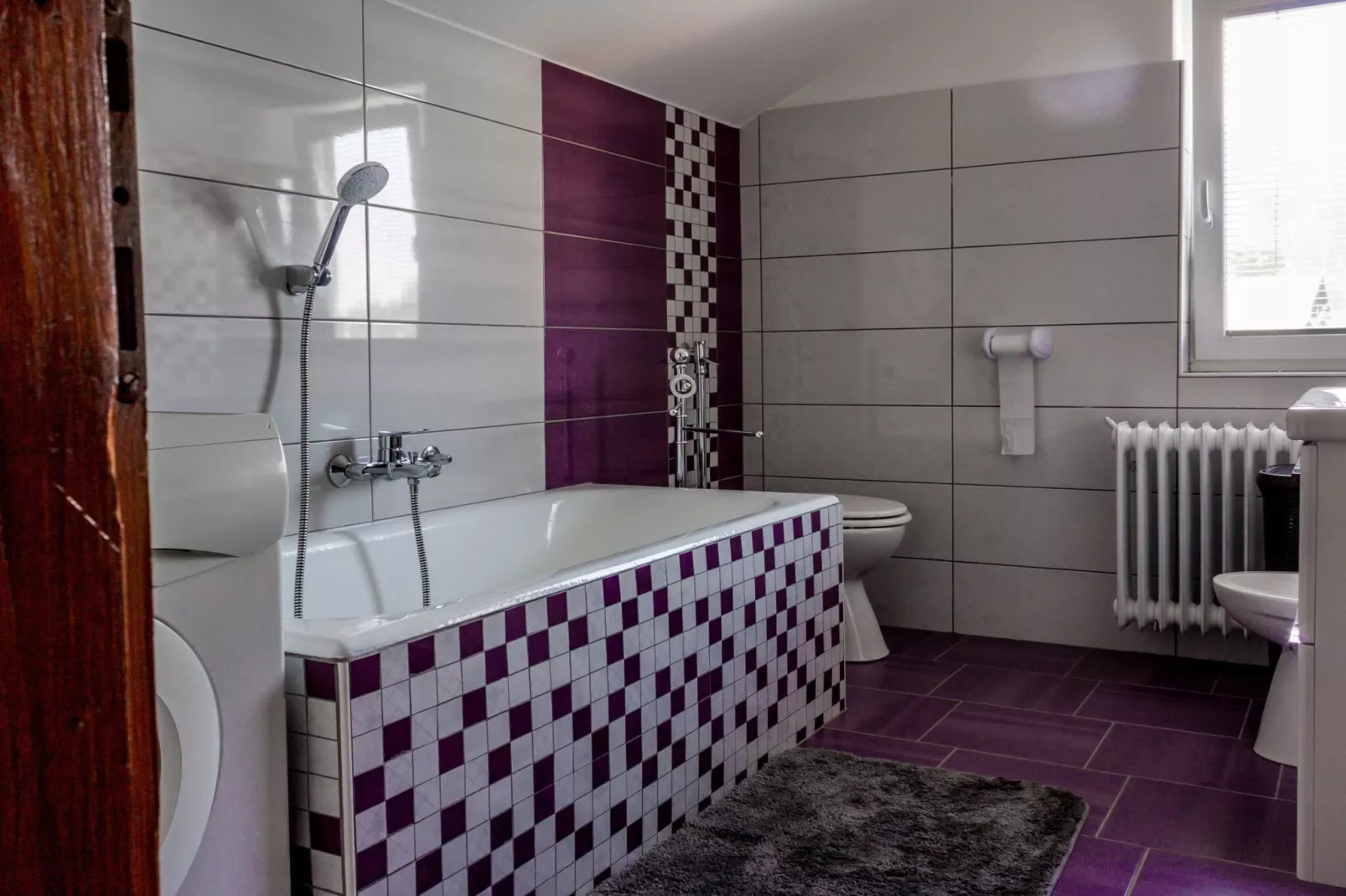 Cozy Holiday Home with Garden, BBQ, and Outdoor Dining Area in Rečica ob Savinji - Two Bedroom Apartment-Badezimmer