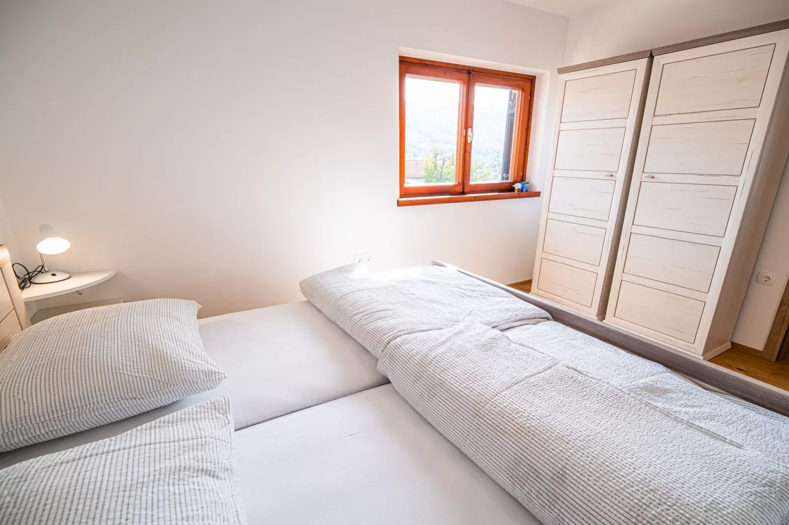 Serene Hollow Holiday Home with Mountain View - Two Bedroom Holiday Home with Mountain View-Chambre