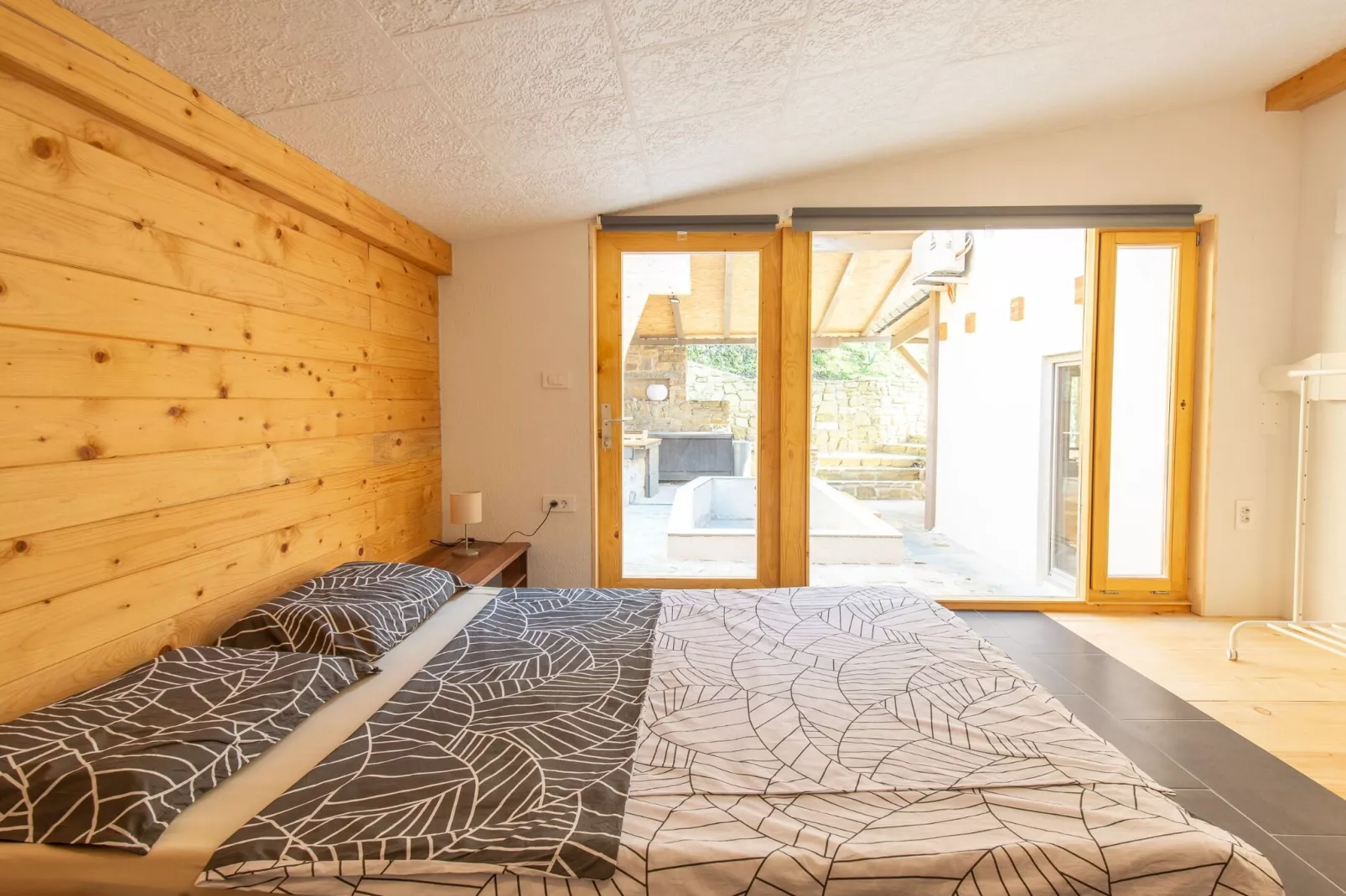 Family-Friendly Serene Retreat Holiday Home - Four Bedroom Holiday Home  with Terrace-Chambre