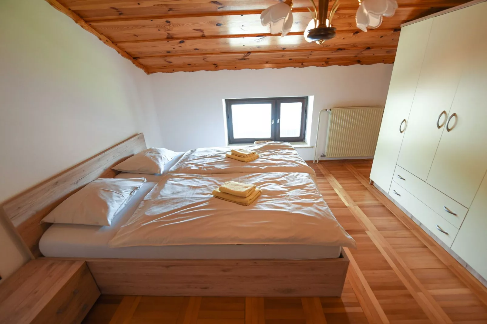 Cozy Luxe Holiday Home with Natural Thermal Bath - Seven Bedroom Holiday Home-Chambre