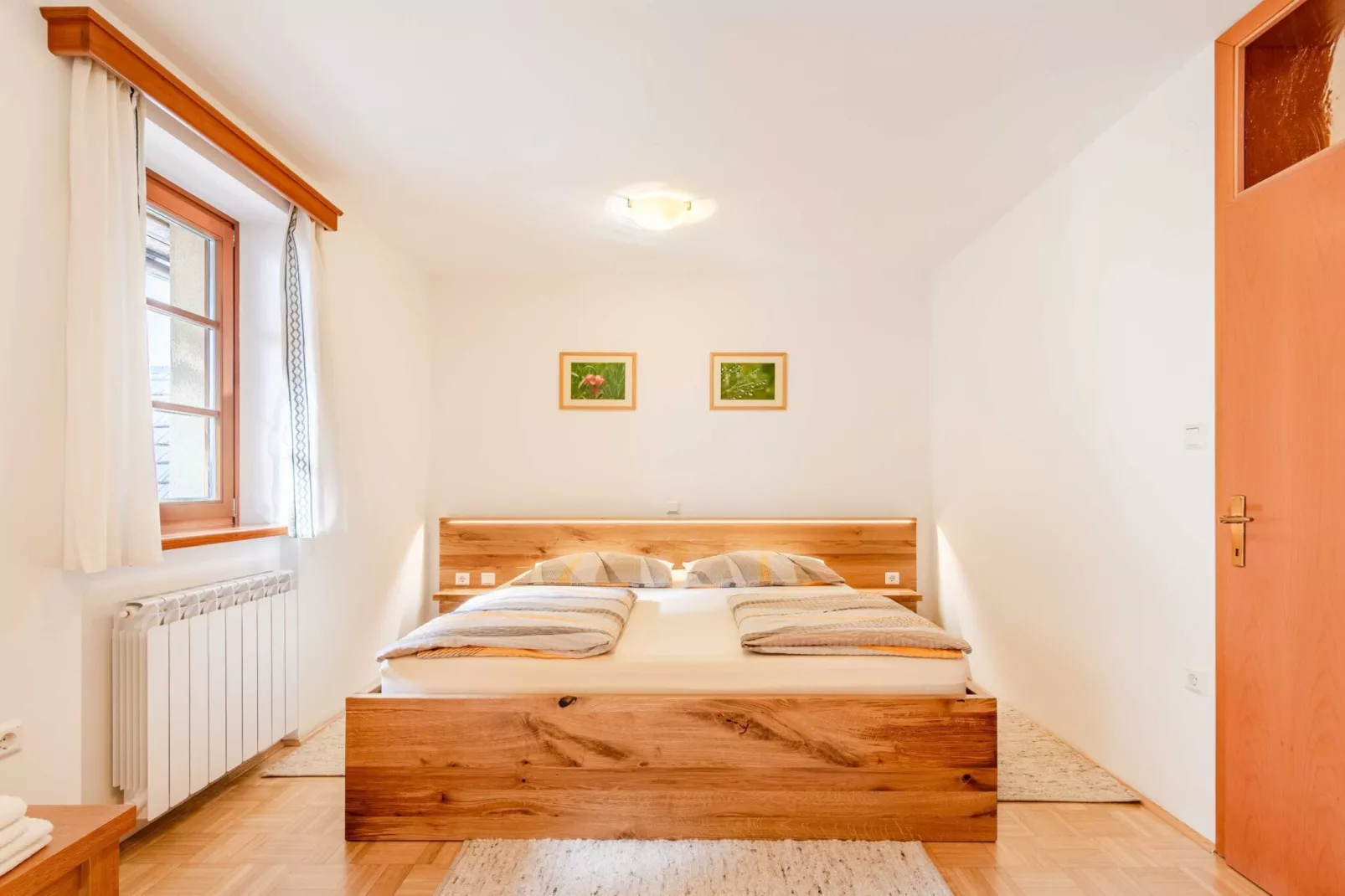 Log pod Mangartom Amazing Apartment with Balcony - One Bedroom Apartment with Balcony-Schlafzimmer