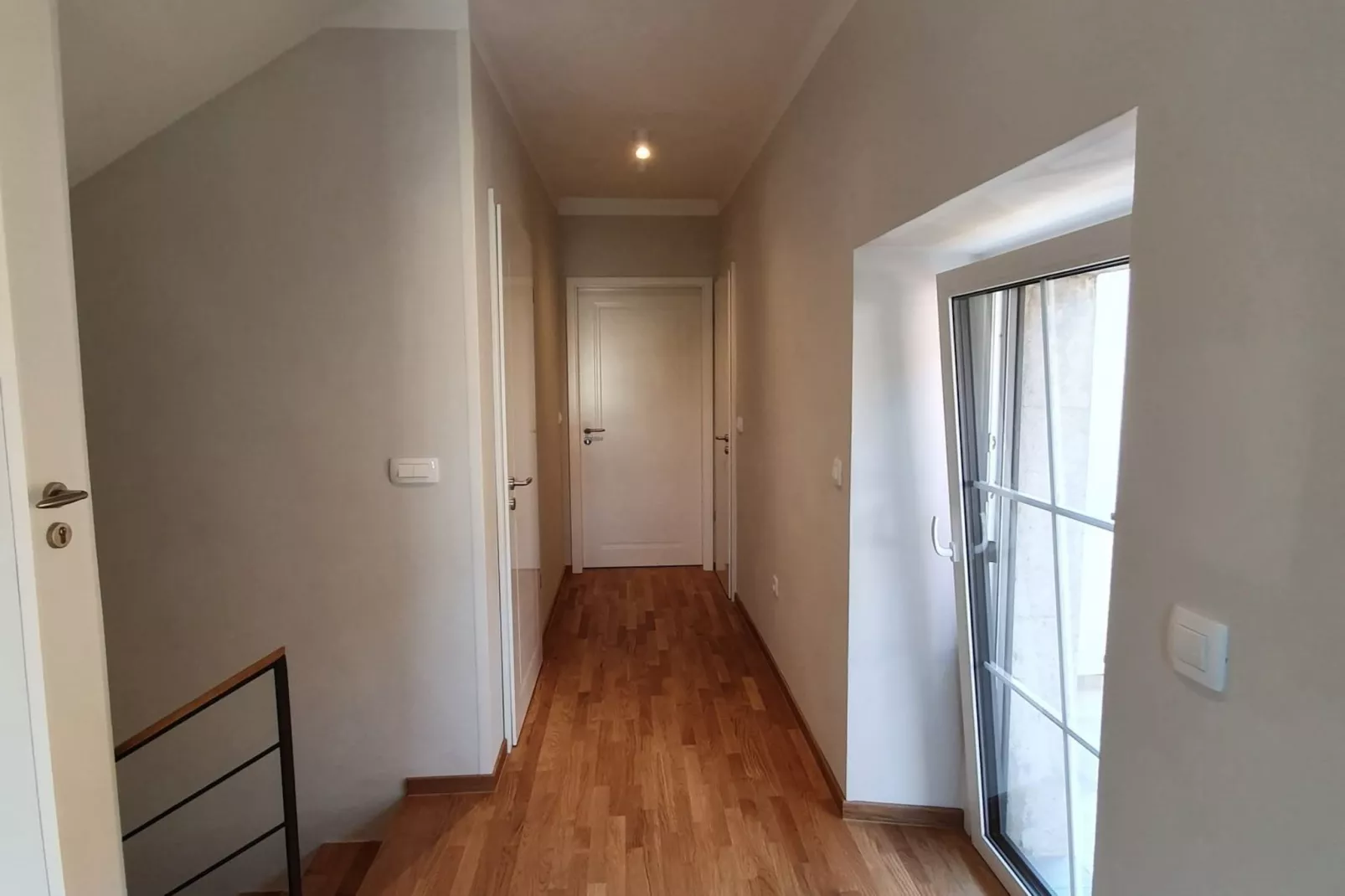 Komen Getaway Holiday Home with Balcony - Four Bedroom Holiday Home with Balcony-Innenbereich