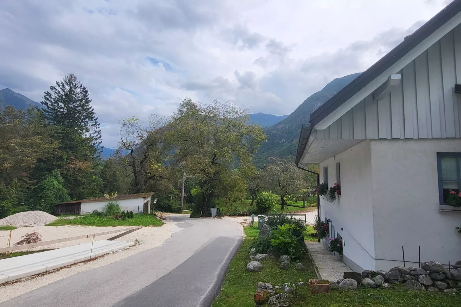 Bovec Comfortable Apartment with Mountain View - One Bedroom Apartment with Mountain View-Im Freien