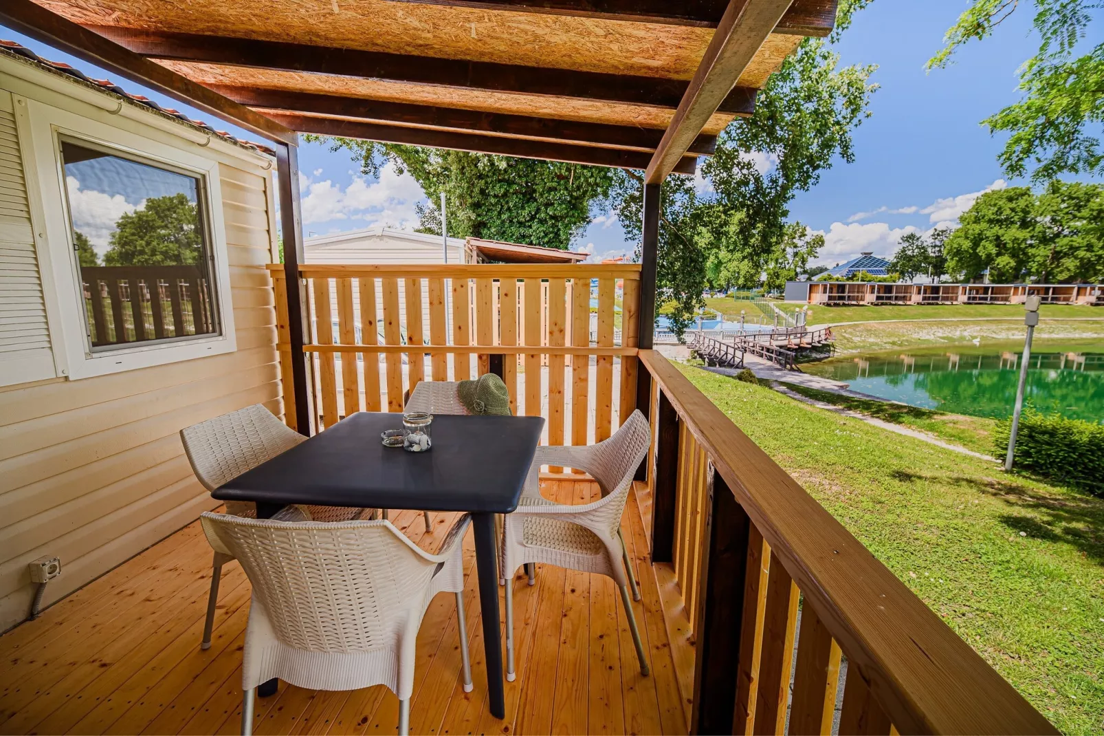Waterside Retreat Mobile Homes with Thermal Riviera Tickets - One Bedroom Mobile Home with Lake View (owner 4)-Terrasse