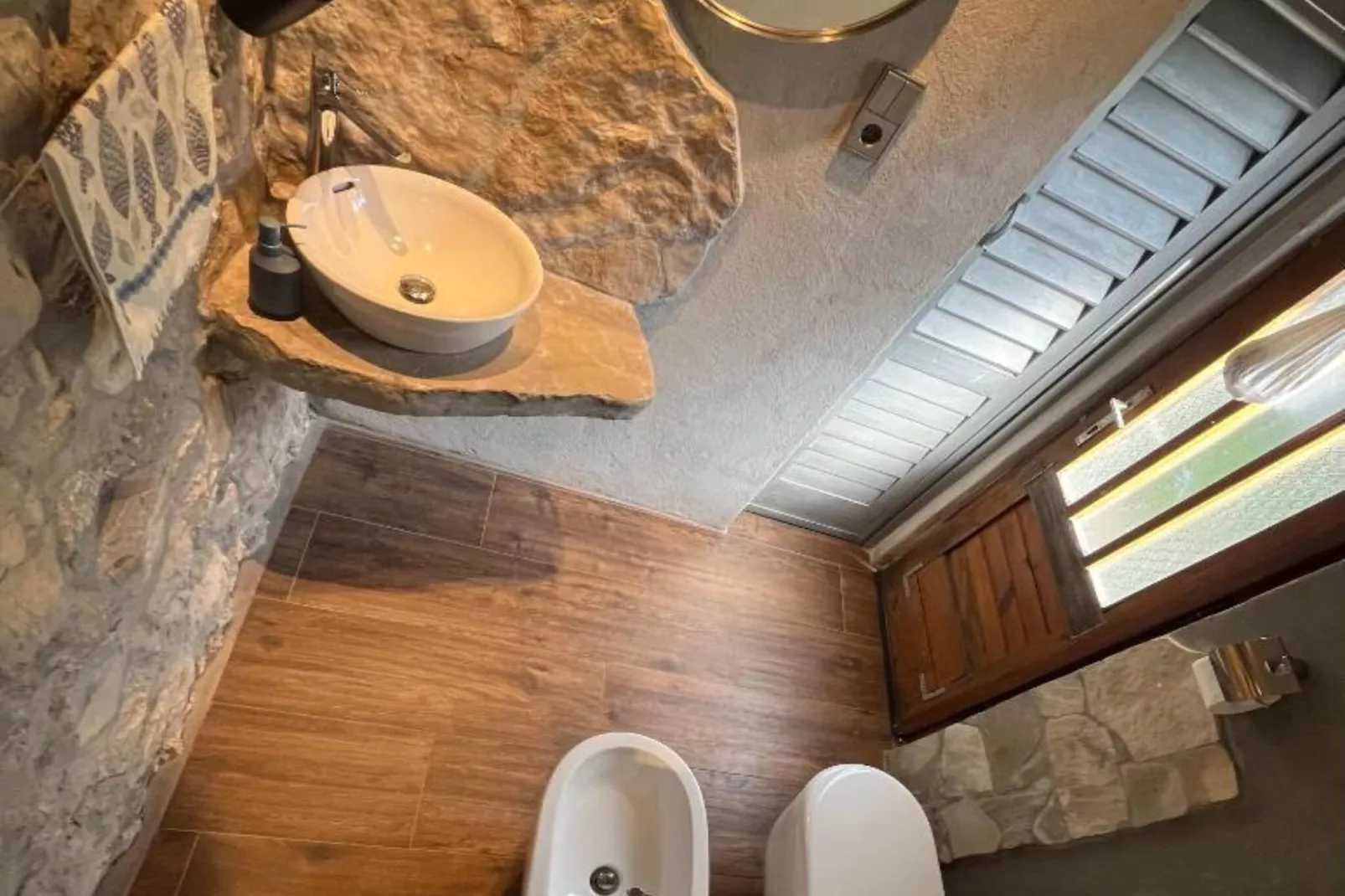 Romantic Stone House and Yard Near Stunning Beach - Two Bedroom Holiday Holiday Home  with  Patio and Terrace-Badezimmer