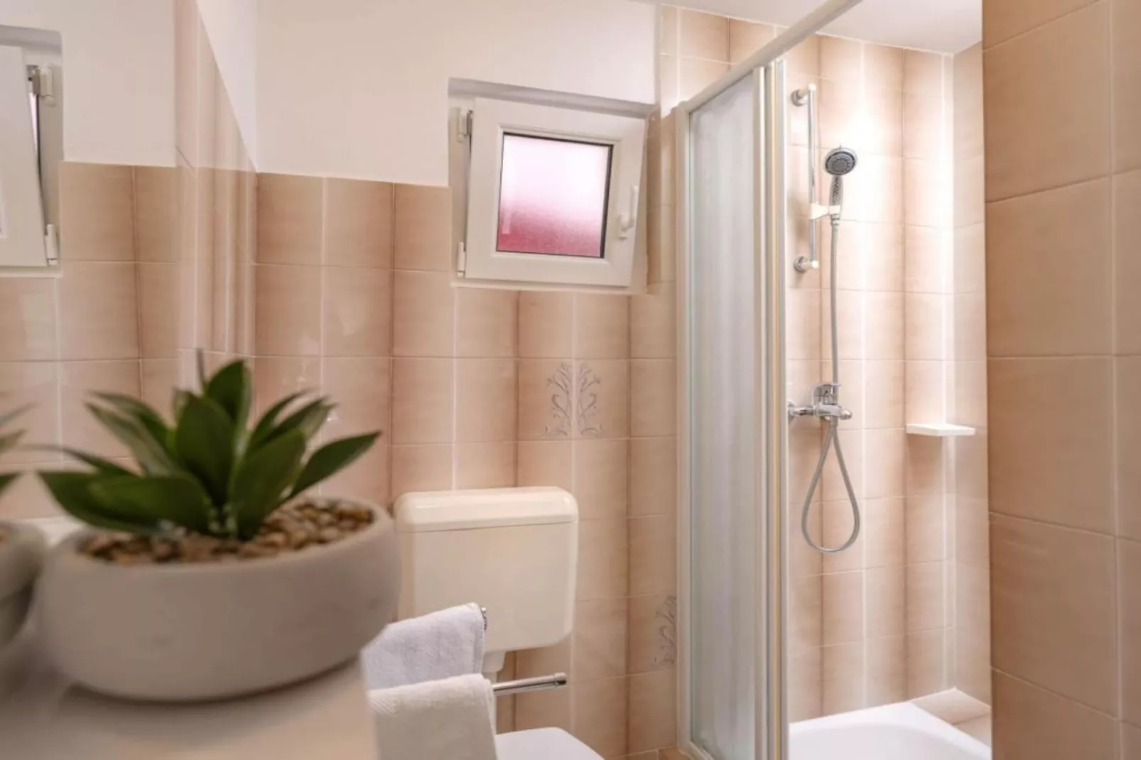 One Bedroom Apartment with Terrace 5-Badezimmer