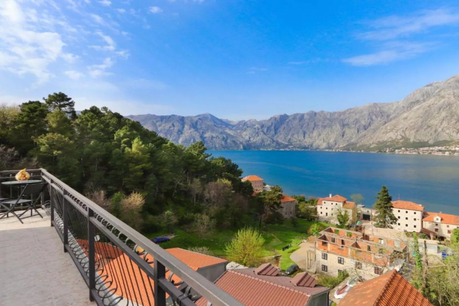 Charming Kotor Bay Retreat Just Steps from the Beach - Two Bedroom Apartment With Sea View-Terrasse/Balkon