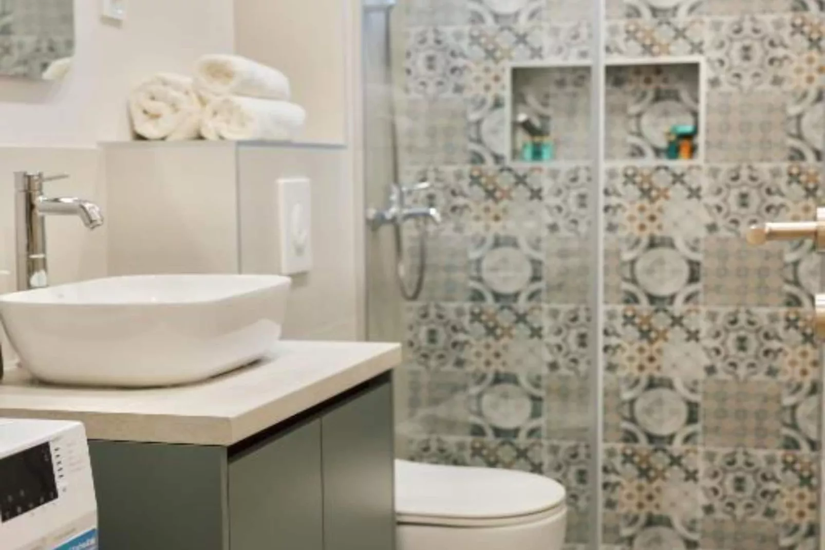 Stylish Apartment with Modern Elegance in Herceg Novi Area - Deluxe One Bedroom Apartment with Terrace-Badezimmer