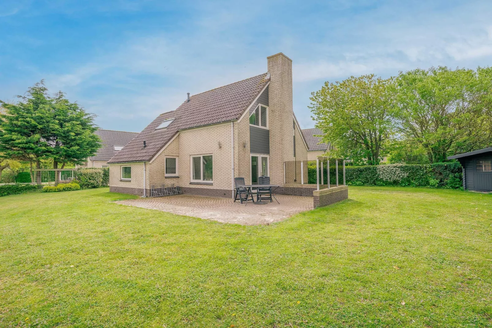 Kamperfoelie 45-Exterior in summer