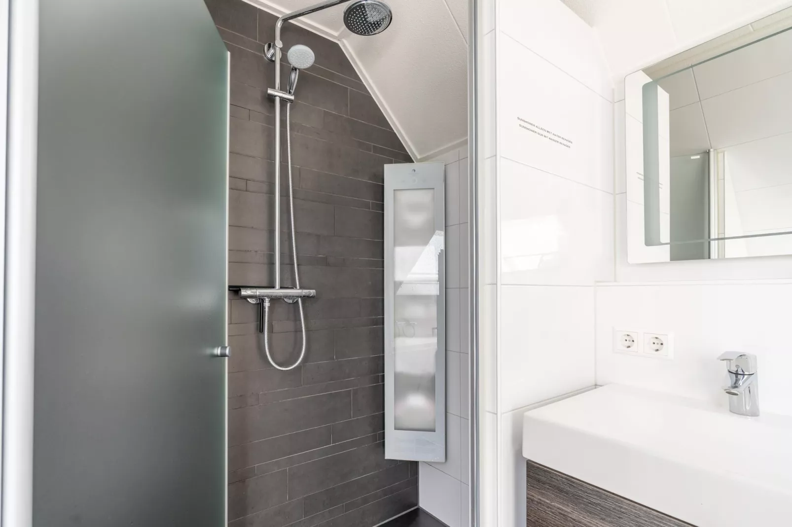 Kamperfoelie 67-Bathroom